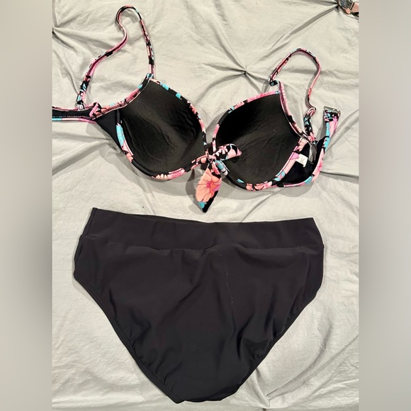 Busty and beautiful beach swimsuit size women’s large - Picture 2 of 4